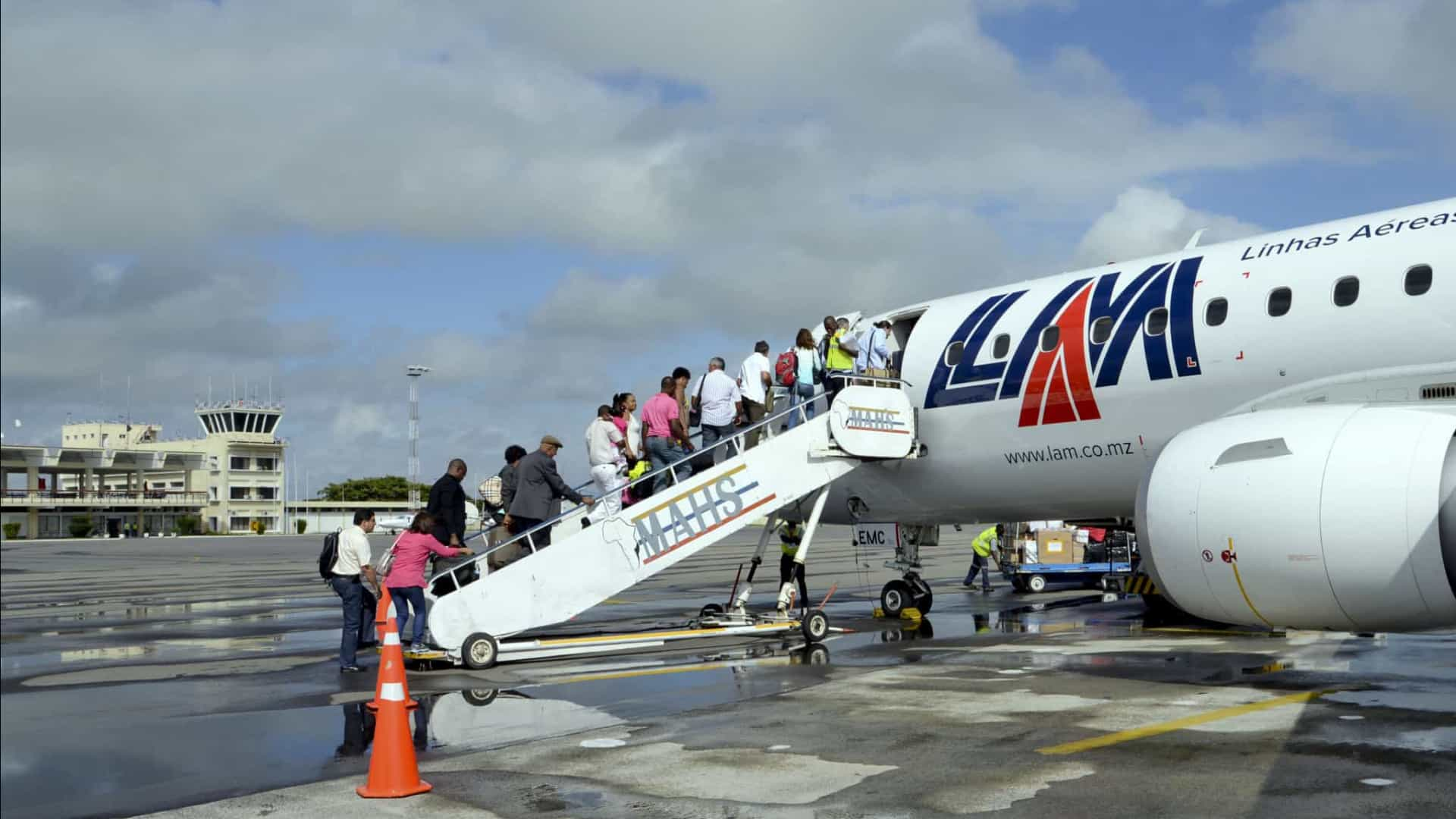 LAM: Arrancou Hoje o 'Voo Inaugural' da Nova Equipa de Gestão da Companhia  Aérea Moçambicana • Diário Económico